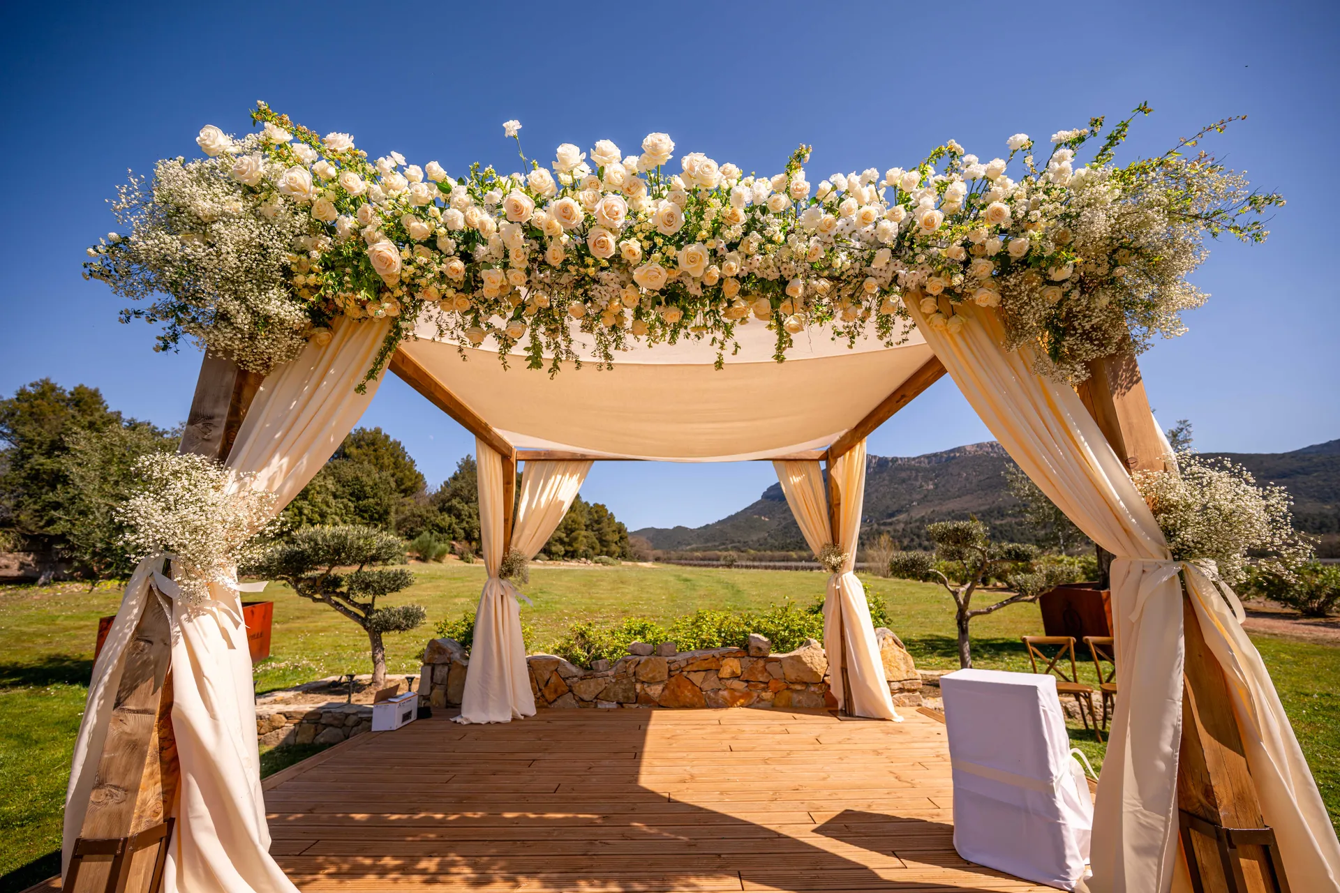 Votre Wedding planner pour l'Organisation d'un mariage juif de luxe avec houppa dans un mas en Provence