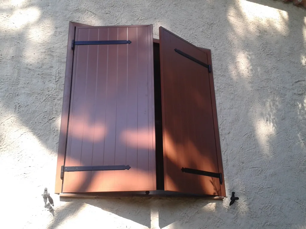 Volet battant en aluminium sur Martigues (Avant)