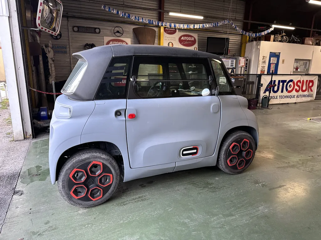 La Citroën Ami électrique effectue son premier contrôle technique chez Autosur Martigues près de Carry-le-Rouet