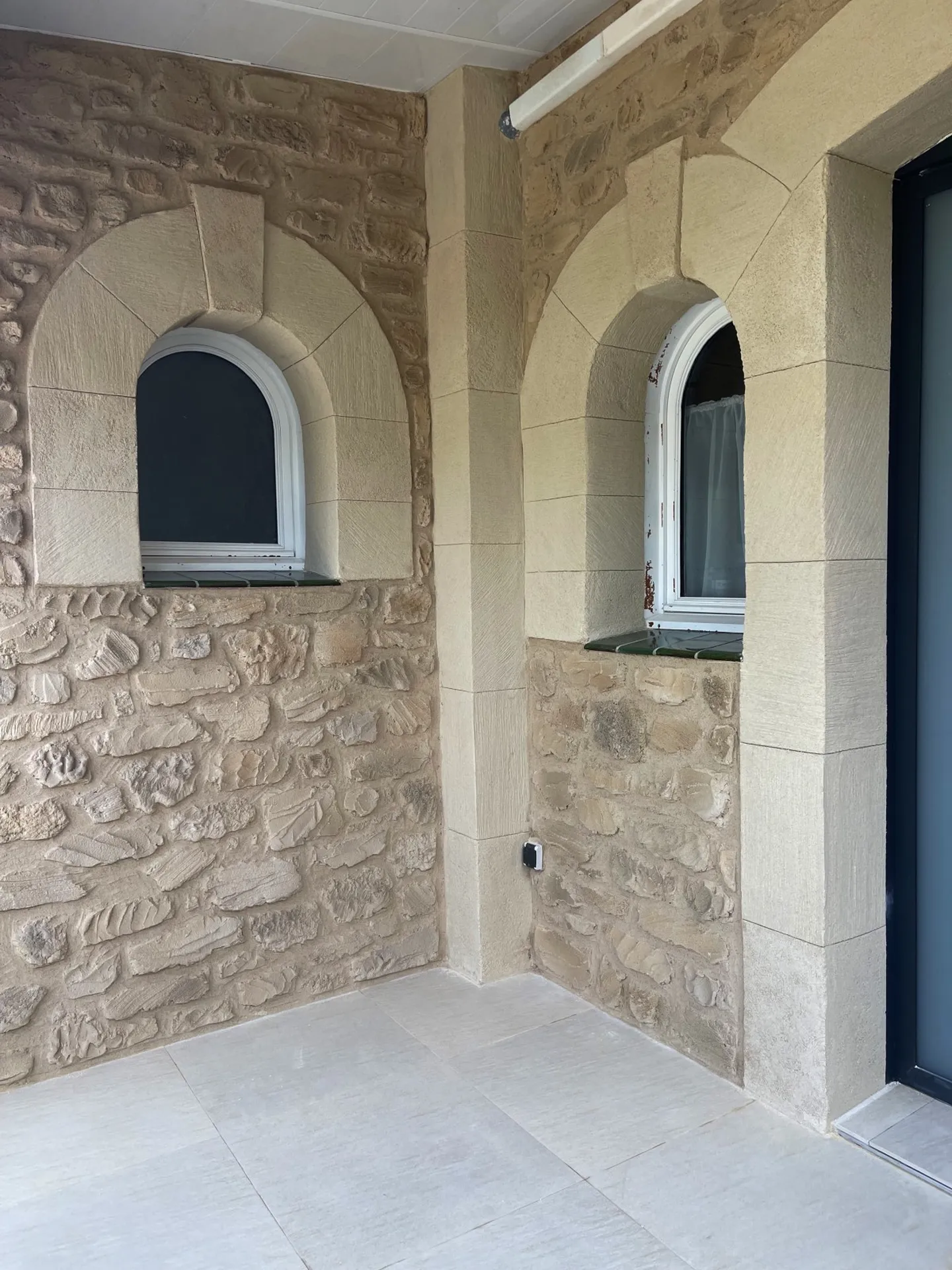 Décoration d’un porche d’entrée et d’une clôture autour d’une piscine à Rivesaltes proche de Perpignan dans les Pyrénées Orientales 