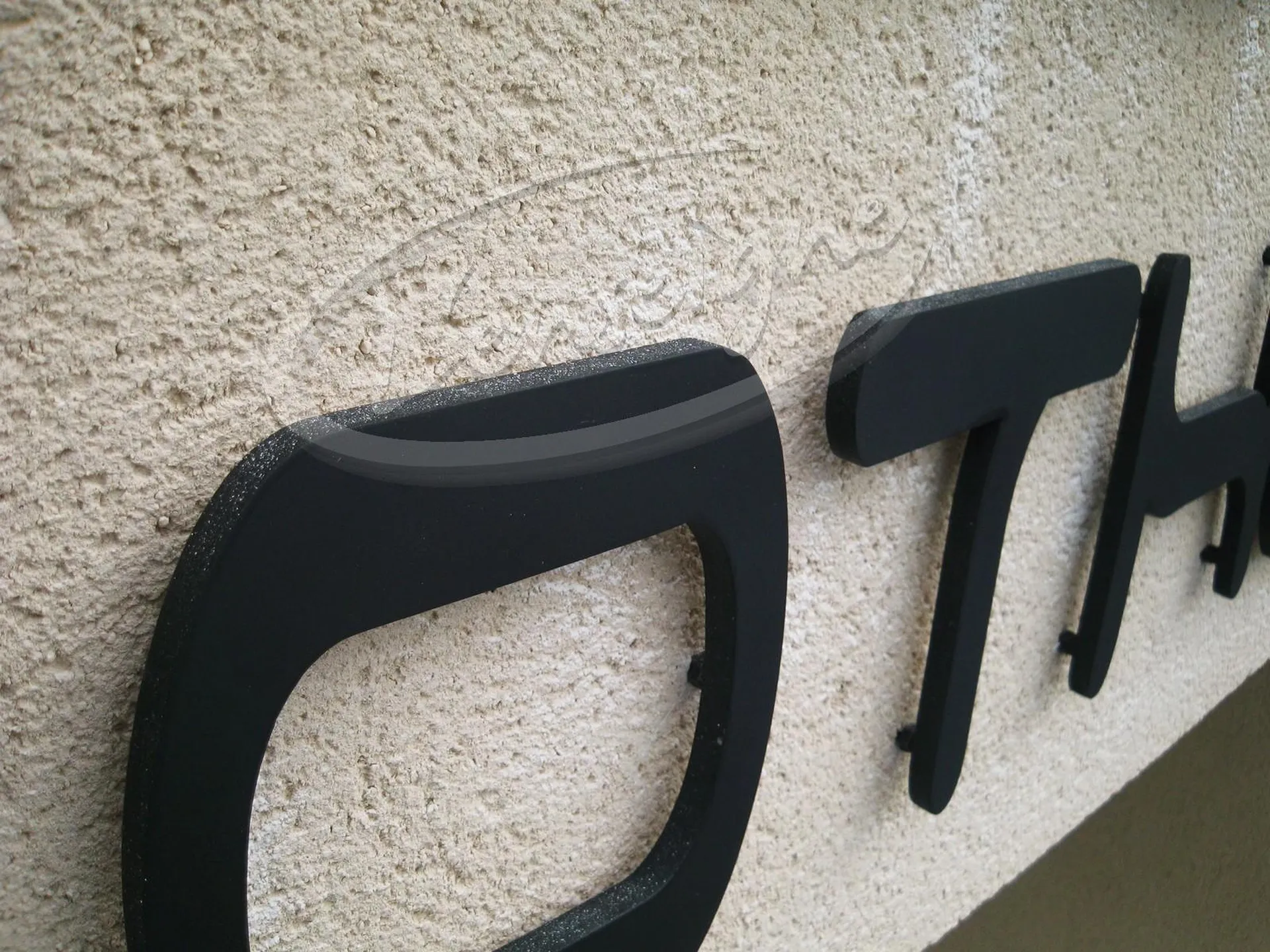 lettres reliefs laqué noir martigues