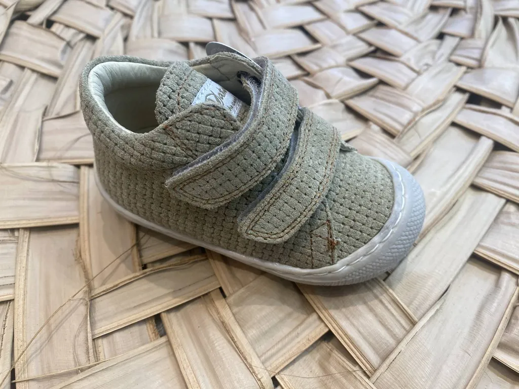 Chaussure pour enfants facile a mettre près de Blaye