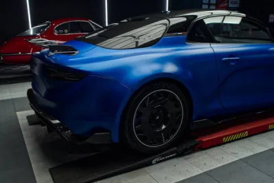 Finition discrète et technique sur Alpine A110R avec film de protection XPEL à Lorient.