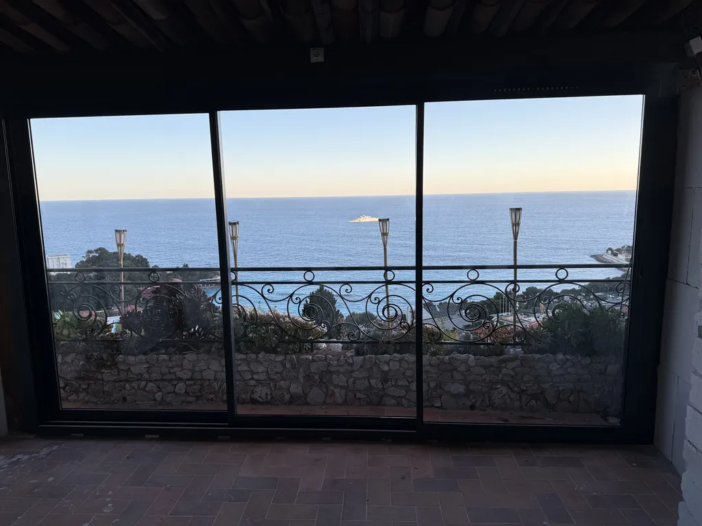 Coulissant aluminium 3 vantaux 3 rails en pose rénovation, finition gris RAL 7016.