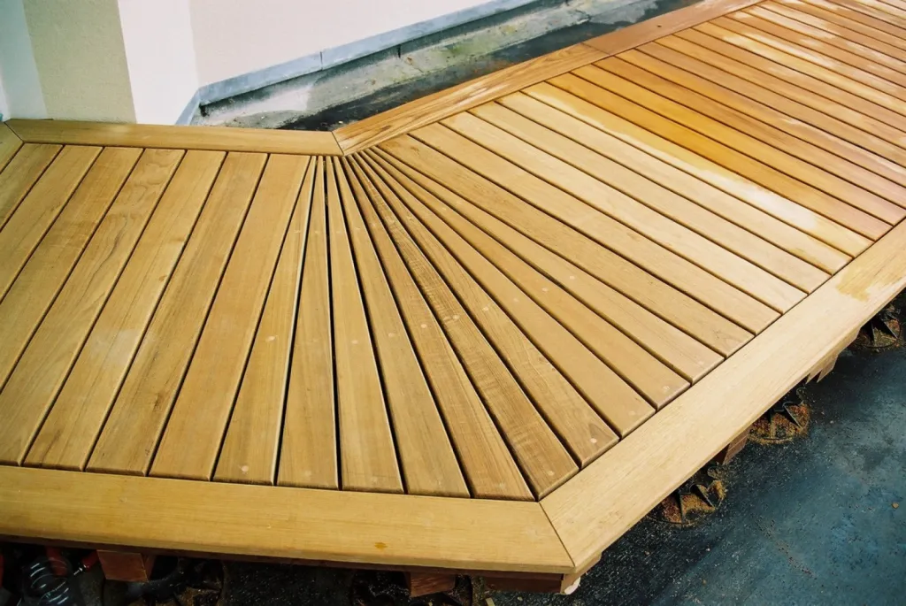 Découvrez les Terrasses en Bois Teck Disponibles dans Notre Magasin
