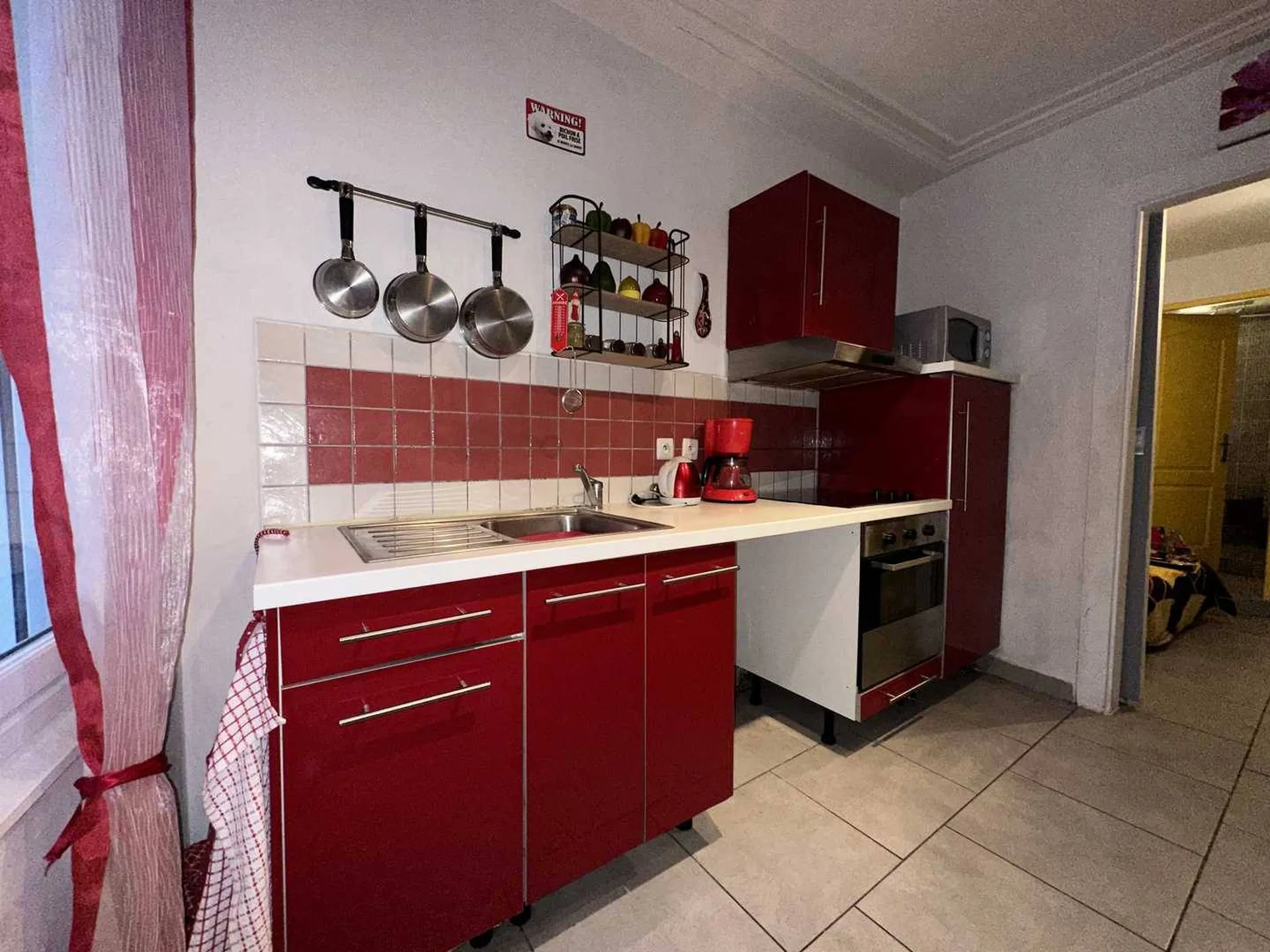 A vendre studio de charme à Dieppe, 24m2 avec cuisine équipée, coin nuit ingénieux, et emplacement idéal proche des commerces et de la gare.
