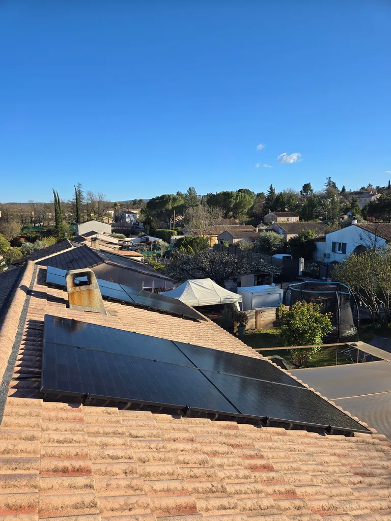 Installation de panneaux solaires Dualsun flash 500 Wc avec batterie pour une autonomie énergétique à Saint-Maximin-la-Sainte-Baume