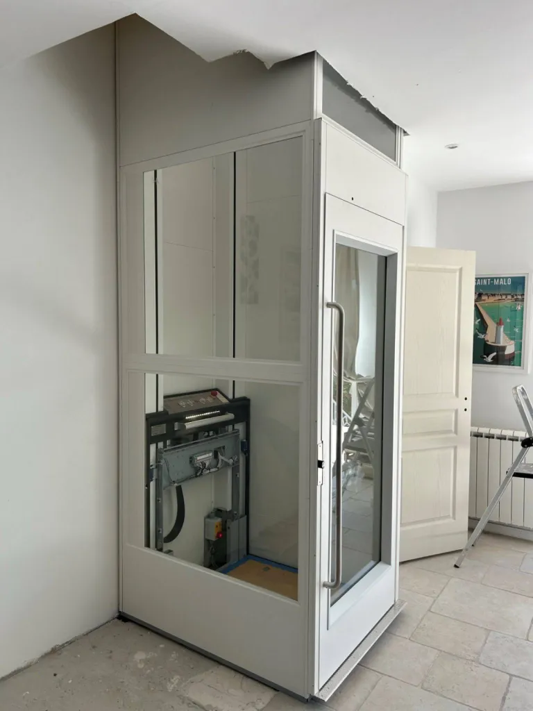 reconfiguration de la pièce de vie avec l'escalier ôté pour installer cet ascenseur de maison NAMILIFT PL 501 en intérieur sur 2 nveaux dans un village entre Avignon et Aix en Provence