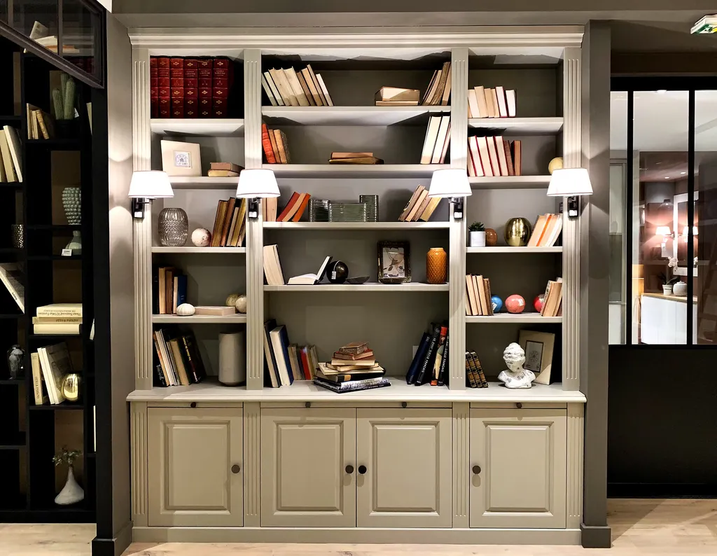 Bibliothèque au style haussmannien avec des moulures tradition, corniches et pilastres, le tout en MDF prêt à peindre idéal pour un appartement au centre ville de Toulouse 