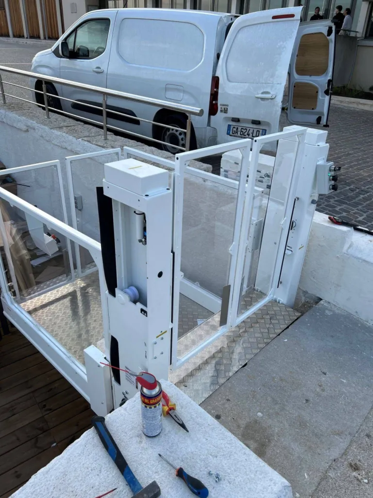 Au plus près de la plateforme verticale Strategos sur le port de Cassis, les équipes Oval'Access