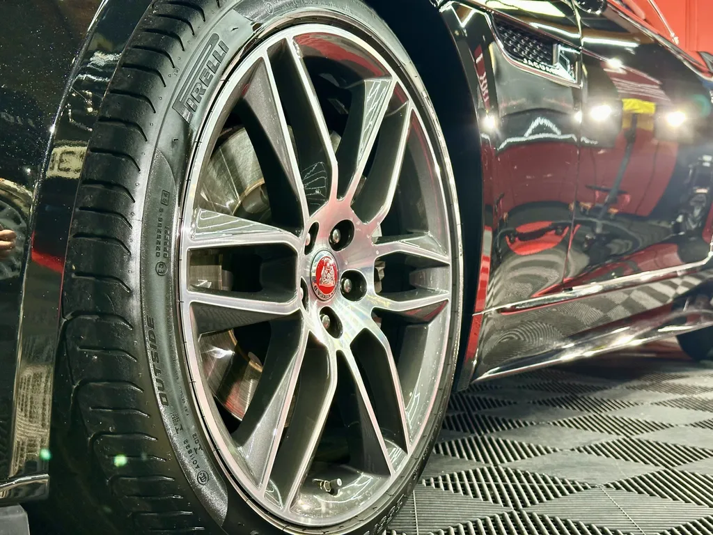 specialiste du traitement céramique sur Lyon detailing jaguar F-Type