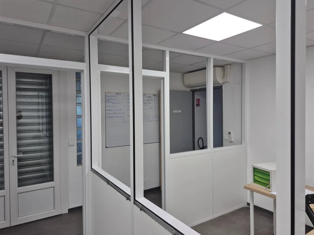 Installation de cloisons modulaires semi-vitrées-VITROLLES