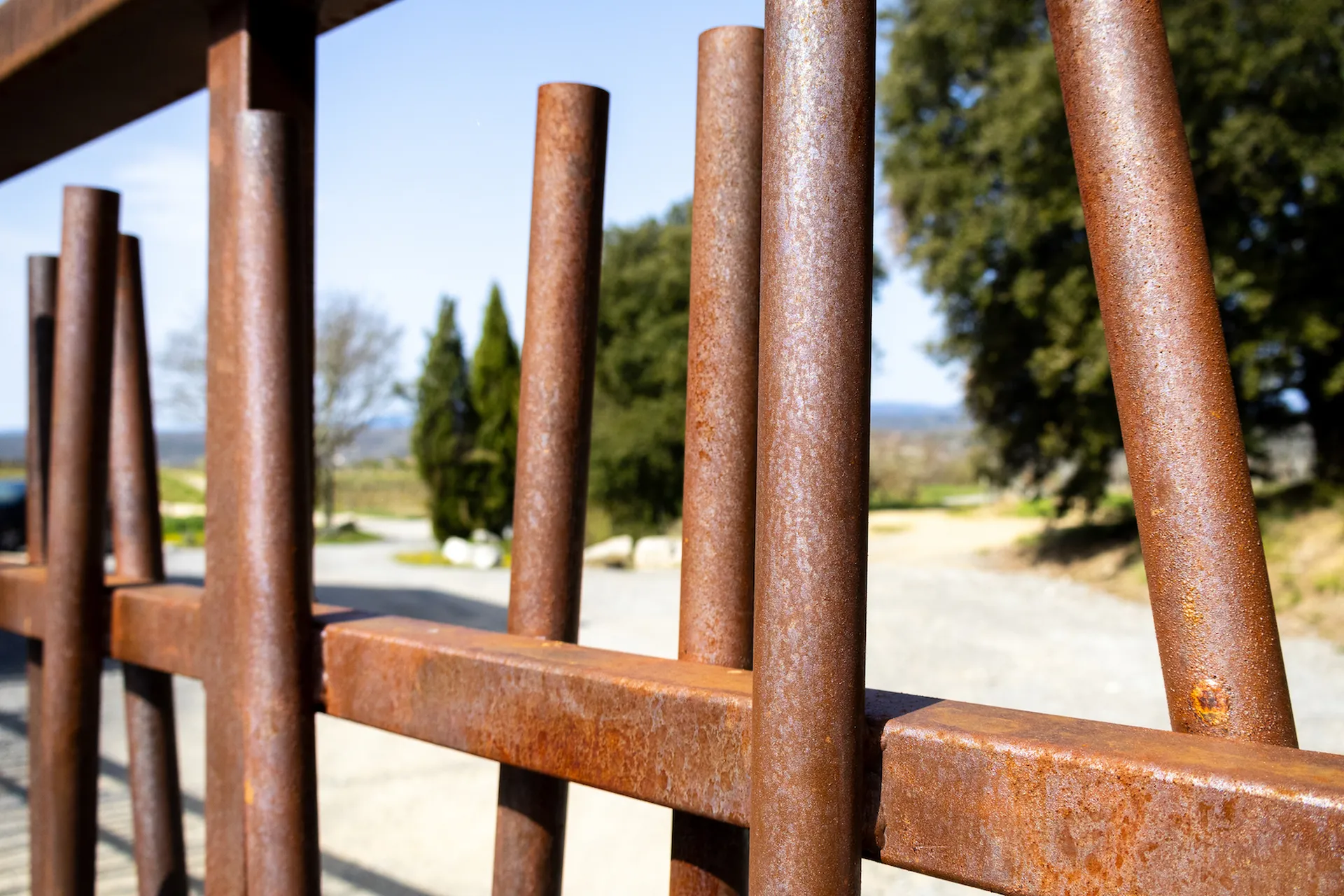 Portail en fer effet rouille dans le sud Ardèche signée Willy Menuiserie.