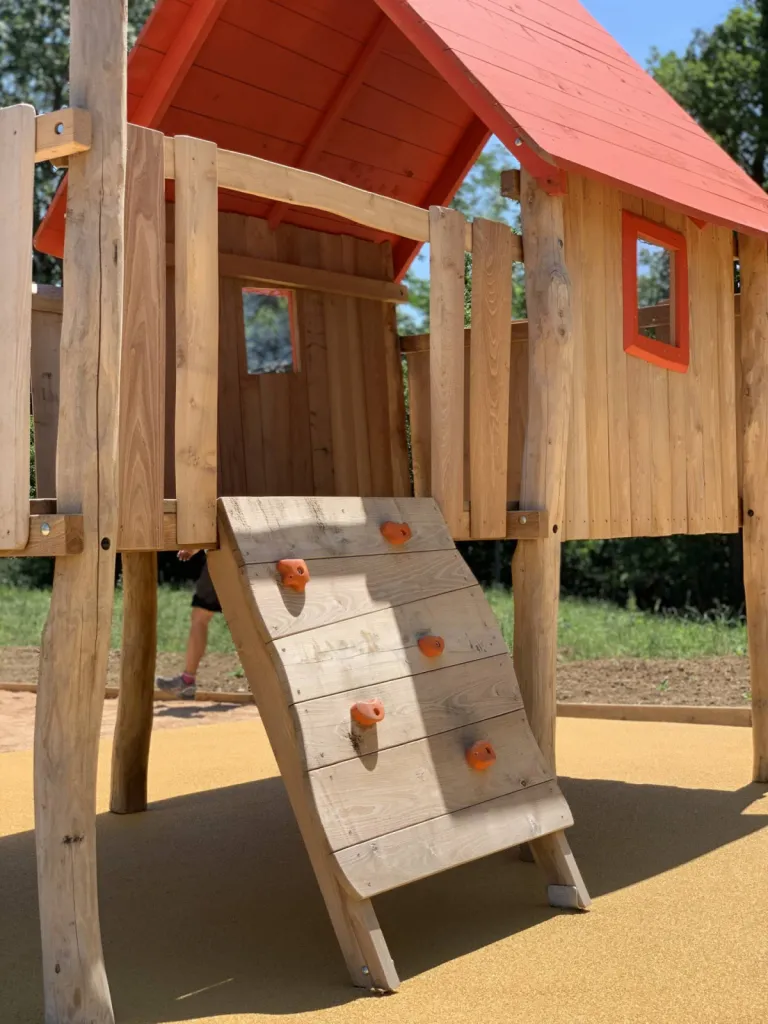 Détails de jeux en robinier naturel ARNAS (69) @RHONE JARDIN SERVICES / @SERL