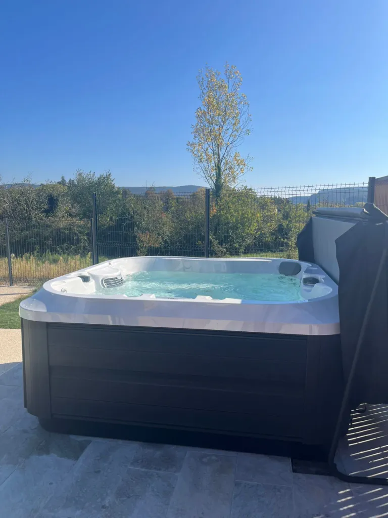 Spa jacuzzi J-332 coque Platinium et parement smoke ebony avec deux place allongées et l'innovation redlight therapy by jacuzzi