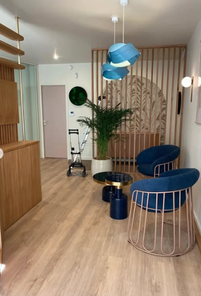 Bureau épuré et sophistiqué avec mobilier clair et chaises velours bleu, maintenu impeccable grâce à SMART CLEAN, spécialiste du nettoyage en Gironde (33)