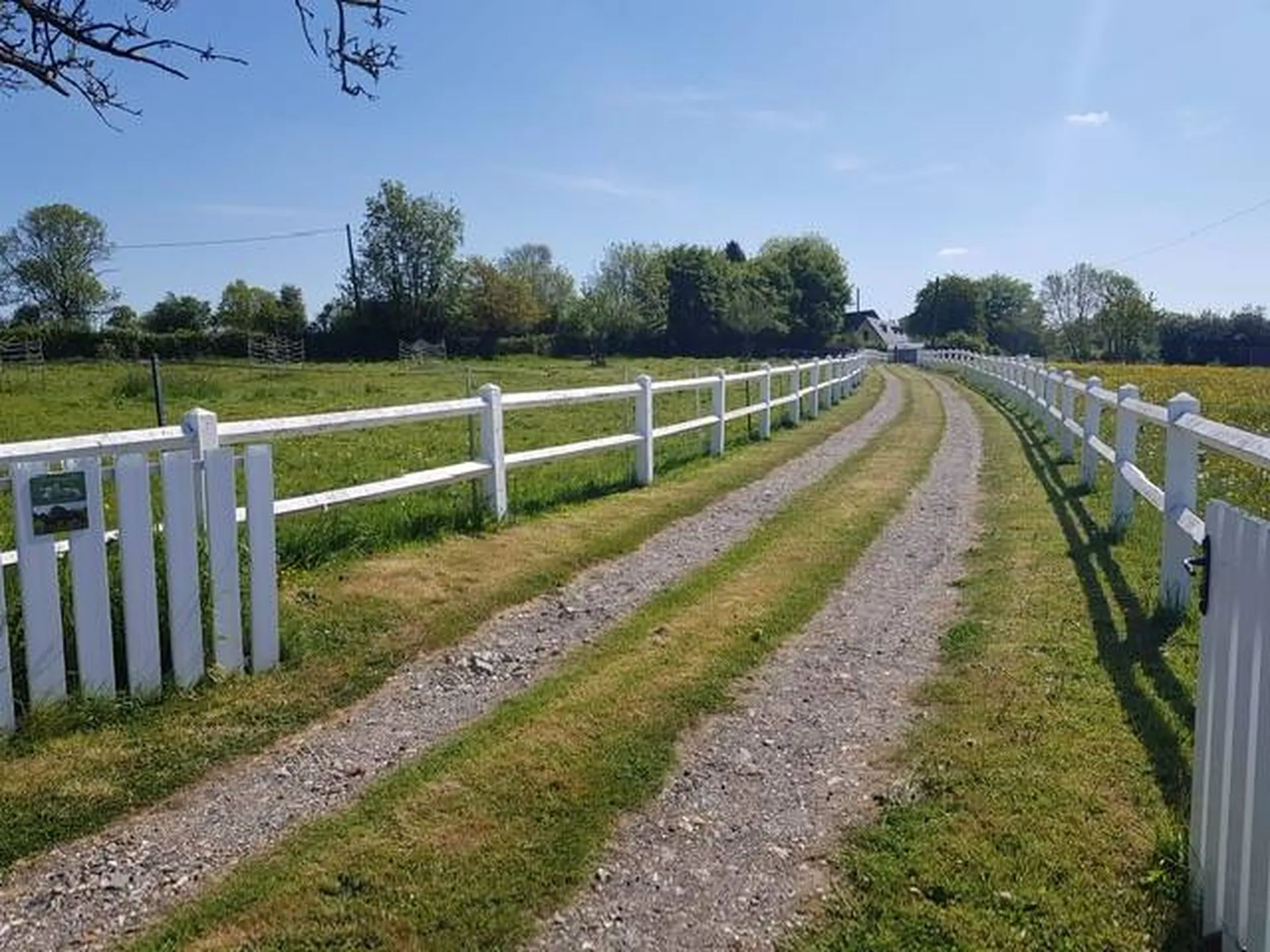 Ravissante fermette normande sur 1.5 ha de prés, entre Neufchâtel en Bray et Forges les eaux, calme absolu. Normandie