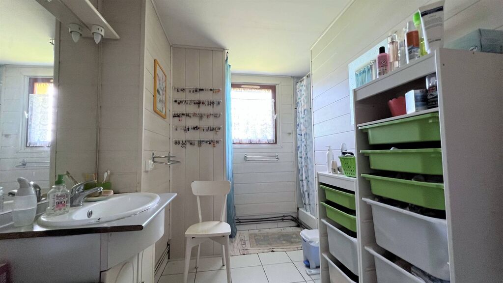 Une salle de bains et une chambre en RDC