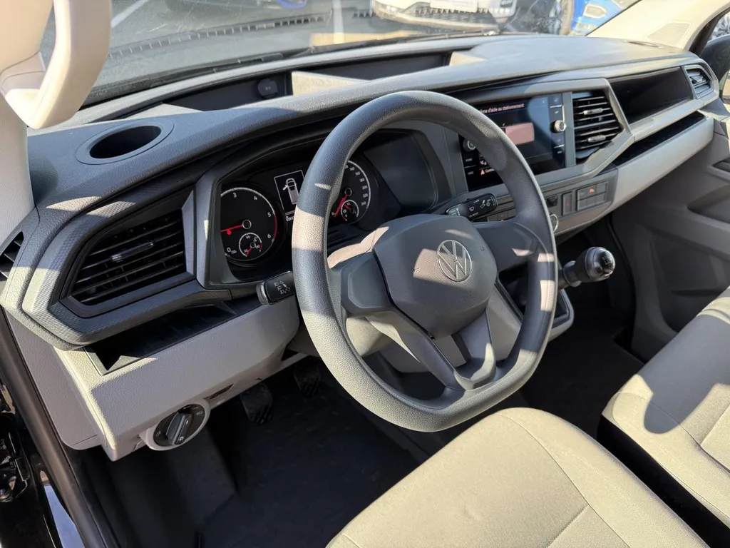 Volkswagen Transporter d'occasion au Havre : Fourgon TDI 150ch disponible chez Caudebec Automobiles, votre expert utilitaire en Normandie.