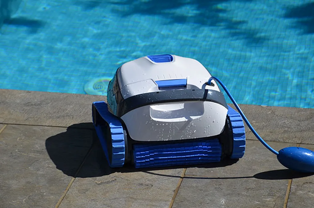 Robot de piscine Maytronics - Dolphin S100 - Aquarev'Piscines - Niozelles 04300
