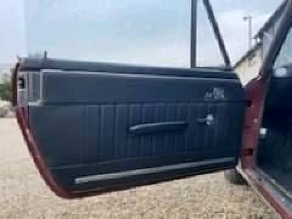 Rénovation d'un panneau de porte de voiture à bordeaux