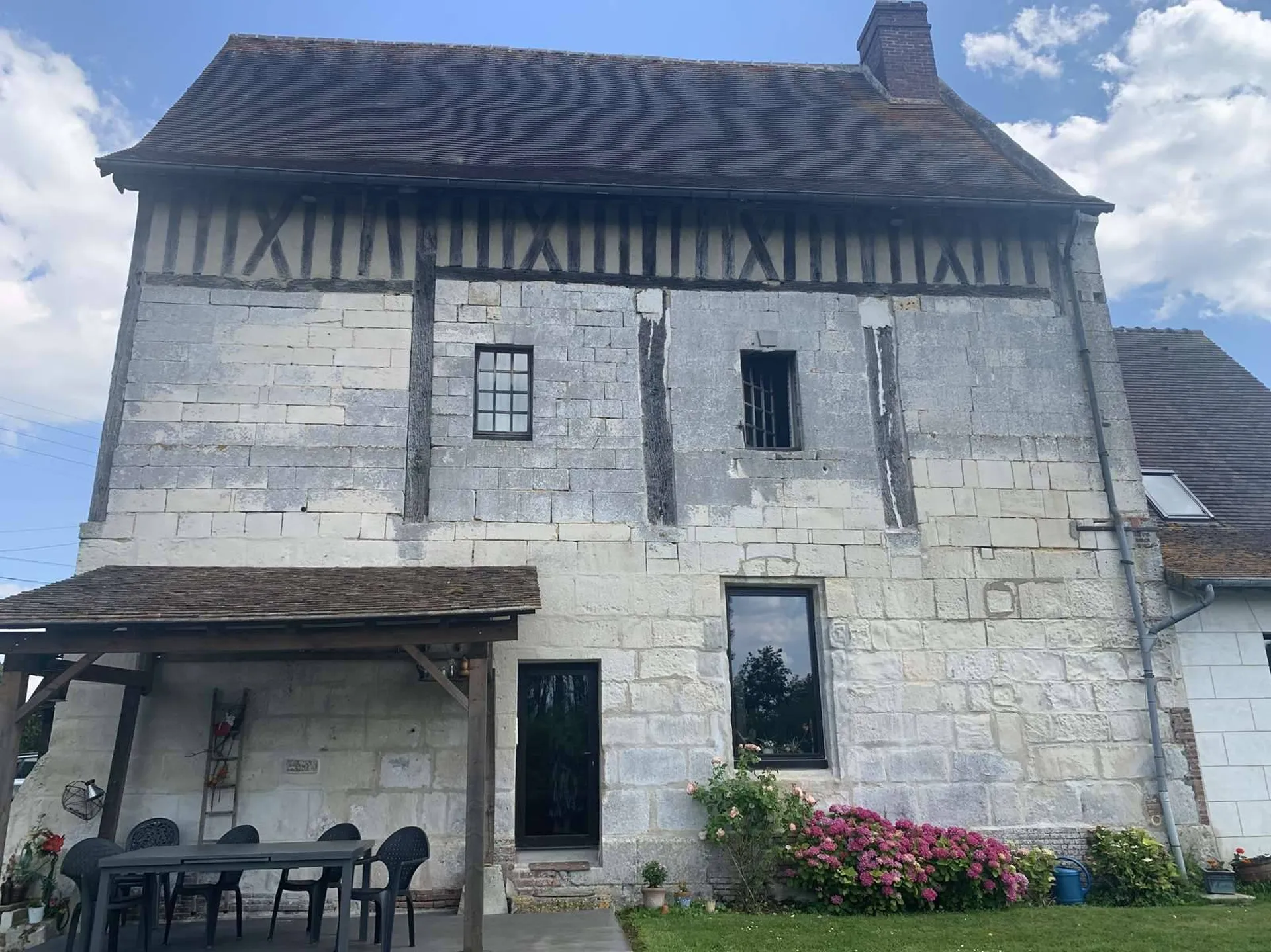 DANS LA VALLEE DE LA RISLE (EURE) MANOIR NORMAND EN PIERRES ET COLOMBAGES