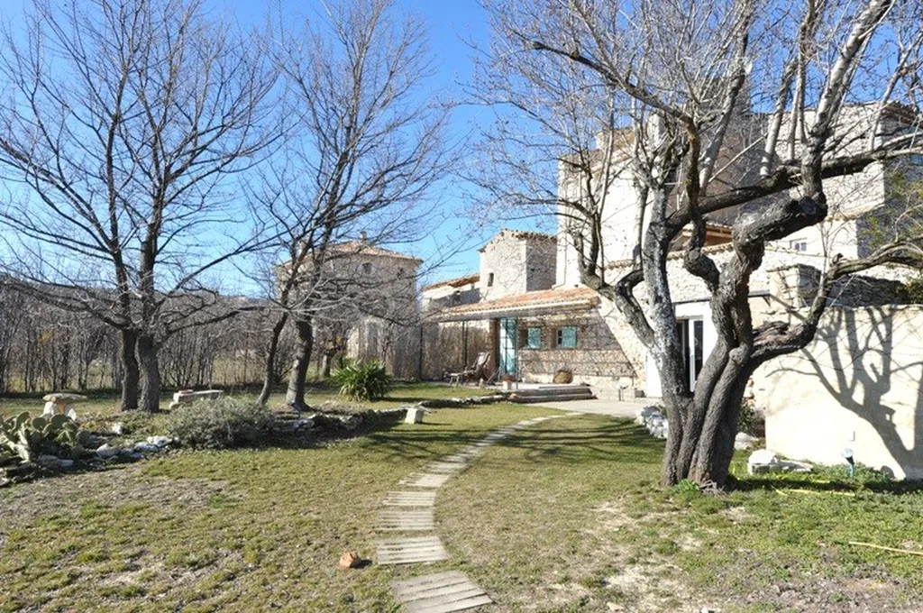 Mas du 18ème Siècle restauré au coeur des Monts du Vaucluse   