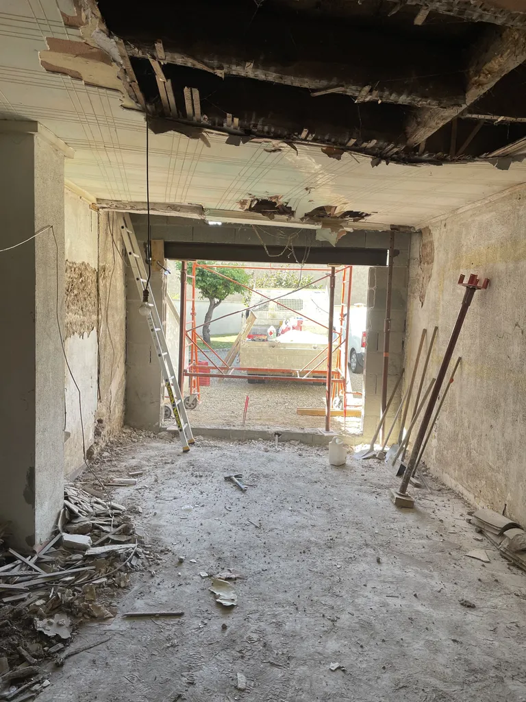 Création d’une ouverture dans un mur porteur pour pose de baie vitrée lors de la rénovation d’une maison ancienne à Belleville-en-Beaujolais