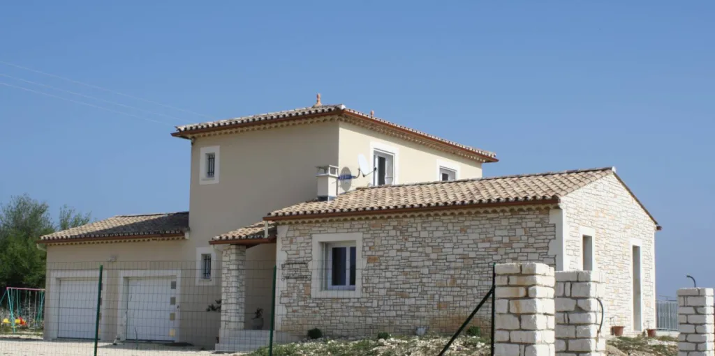 Fabrication de gouttières aluminium toutes couleurs à Bagnols sur-mesure esthétique résistantes aux intempéries