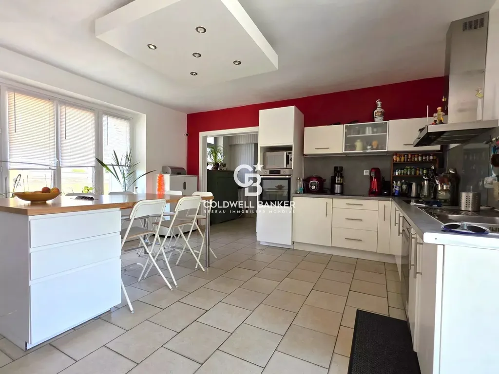 Cuisine ouverte avec îlot central, maison de famille à Changé en Sarthe