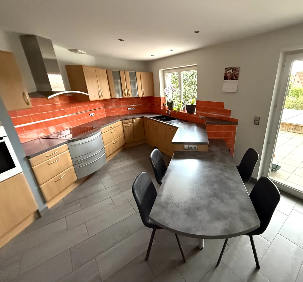 Modification de la couleur d'un plan de travail avec la pose d'un adhésif noir effet marbre pour une cuisine à Duppigheim