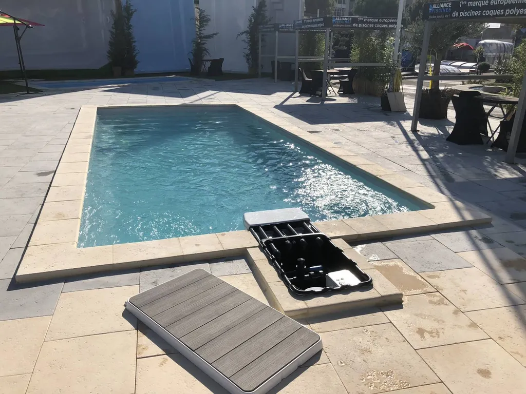 Bassin Krono avec projecteur LED – ambiance lumineuse pour les soirées dans le Var Ouest
