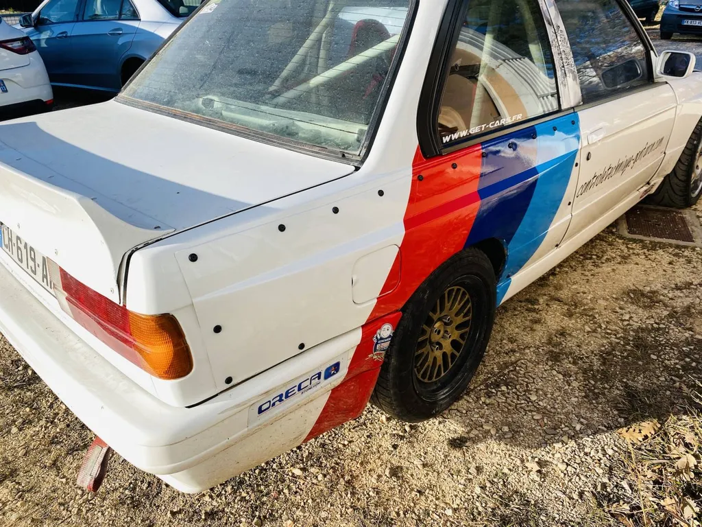 Covering personnalisé sur aile de voiture pour une BMW E30 près de Saint-Maximin-la-Sainte-Baume dans le Var