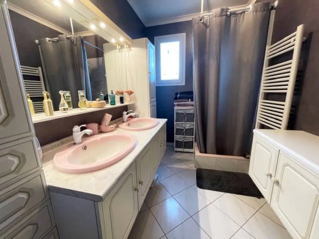 UN WC INDEPENDANT UNE SALLE DE DOUCHE