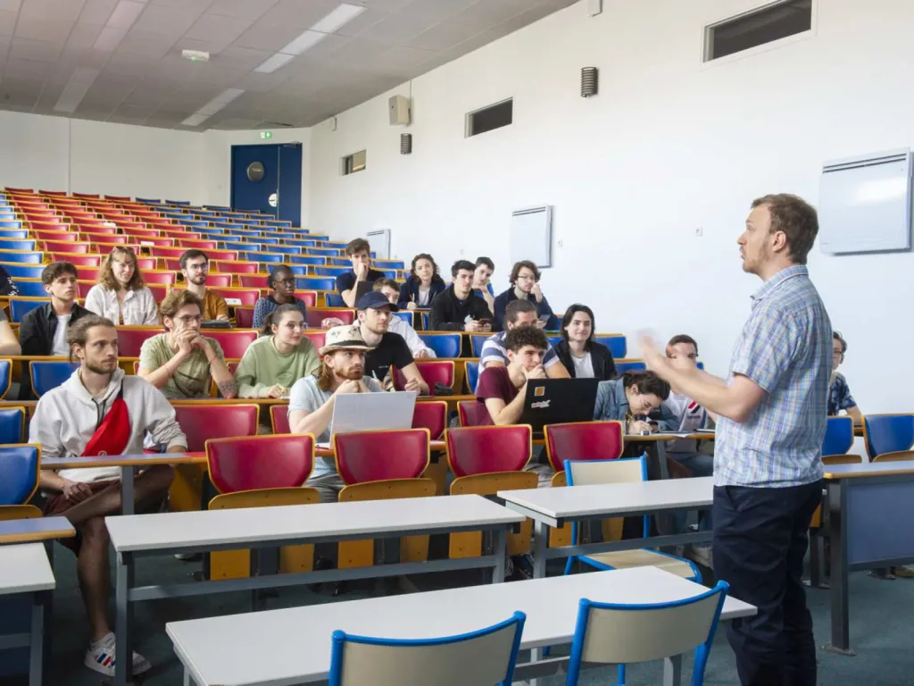 reportage photographique pour école d'enseignement supérieur un professeur et ses élèves dans l'amphithéâtre