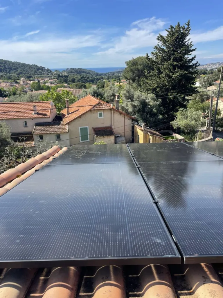 Pose de panneaux solaires photovoltaïques Dmegc 500W sur toiture de maison en tuile mécanique dès 8 990€