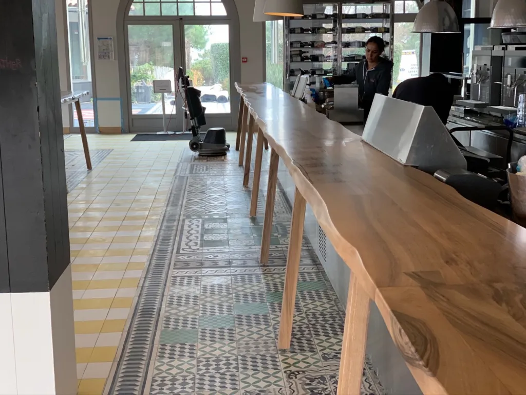 Rénovation en bois de l'intérieur du restaurant La co(o)rniche à Pyla sur Mer