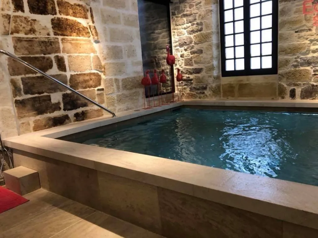 Margelle de bassin spa intérieur d'hôtel. Pierre Naturelle au 36 rue de Bourgogne 75007 PARIS