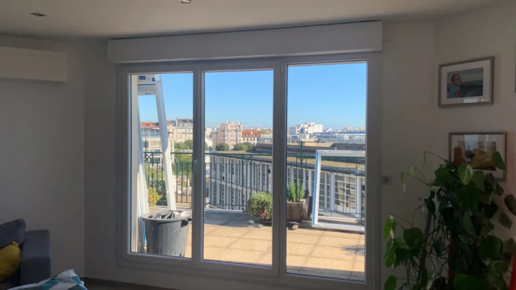 Fenêtres PVC de marque Bouvet modèle thermience avec combiné de volets roulants en dépose totale sur Lyon 69007 en région Rhône-Alpes