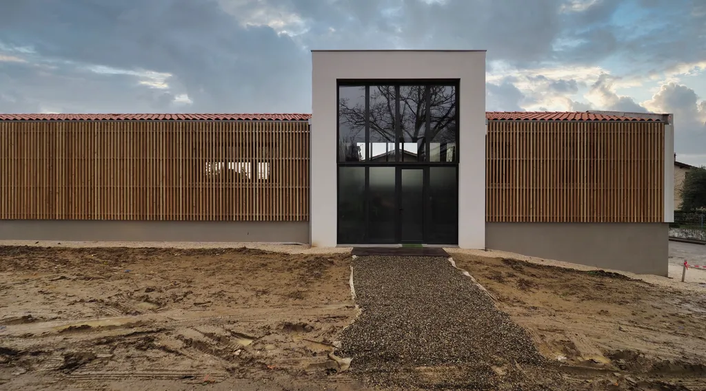 Construire une villa contemporaine RE2020 avec toiture terrasse et PAC gainable à Grisolles (82), près de canal