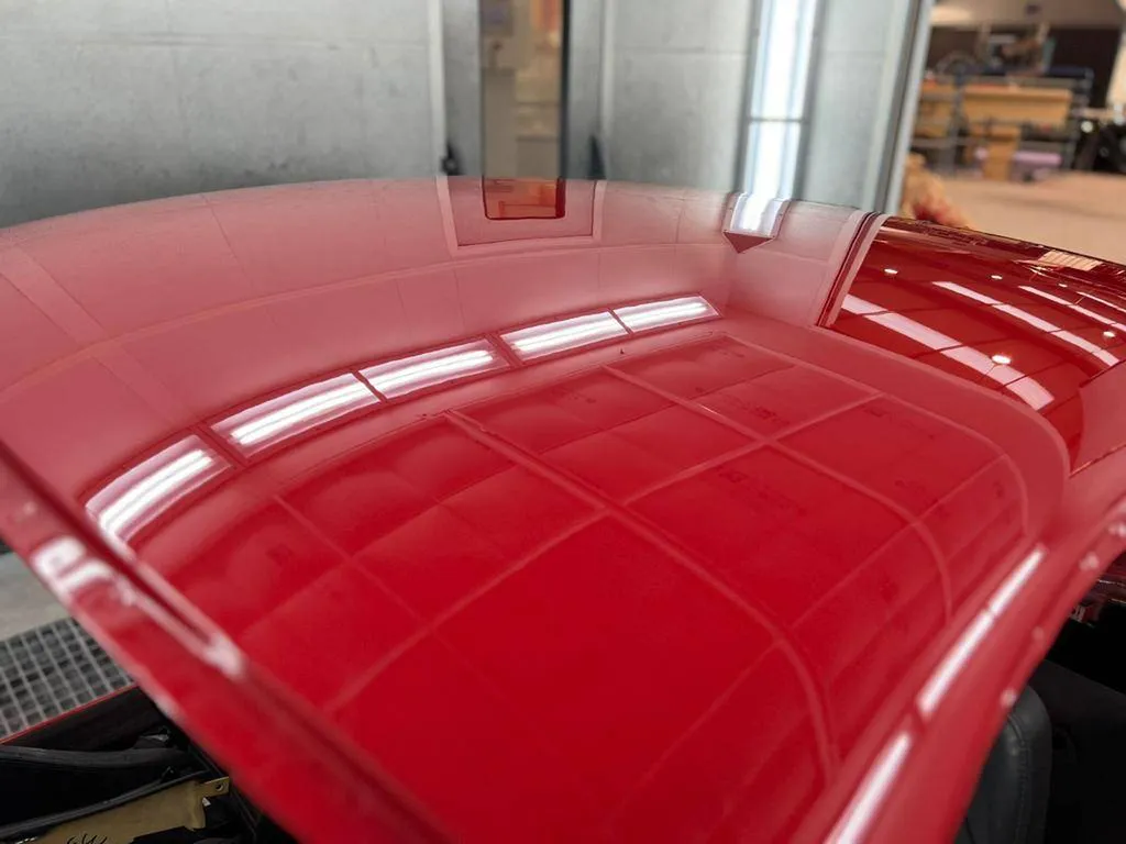 Peinture sur un capot d'une Ferrari proche de Le Havre