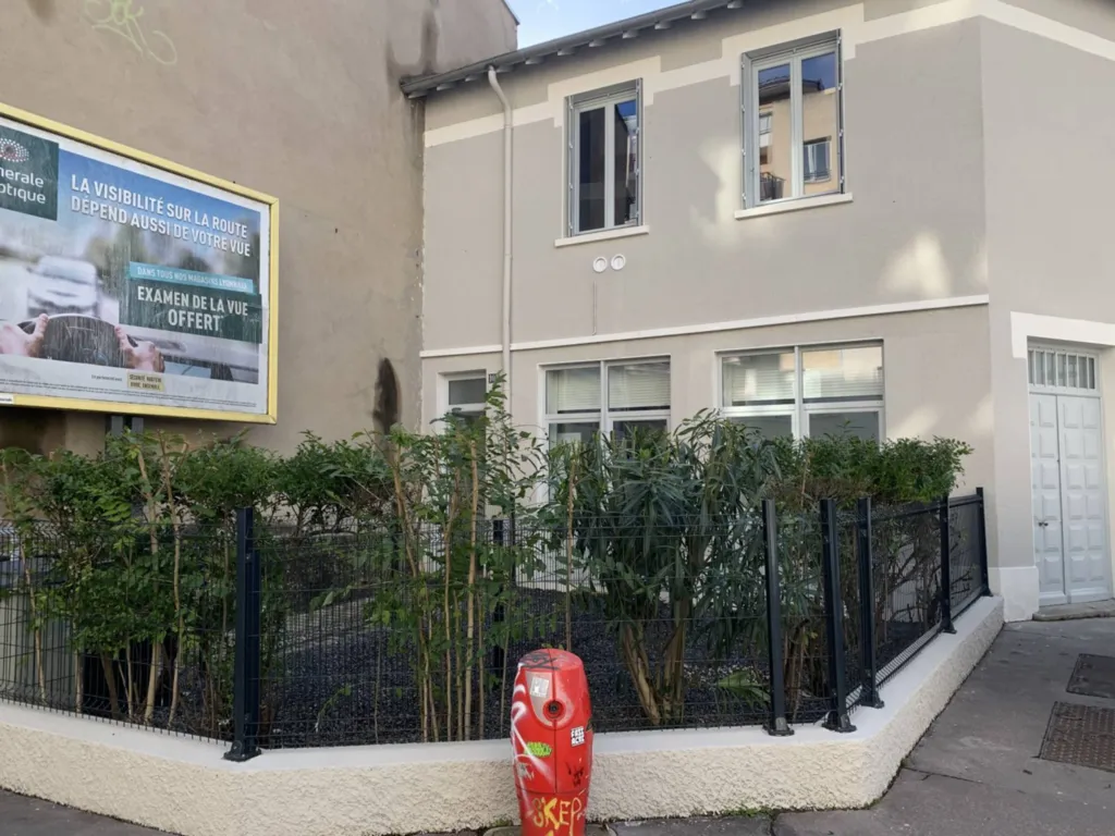 Studio clé en main rénové avec cuisine et salle de bain équipée ainsi qu'un jardin privatif dans le secteur calme et prisé de Lyon 3ème