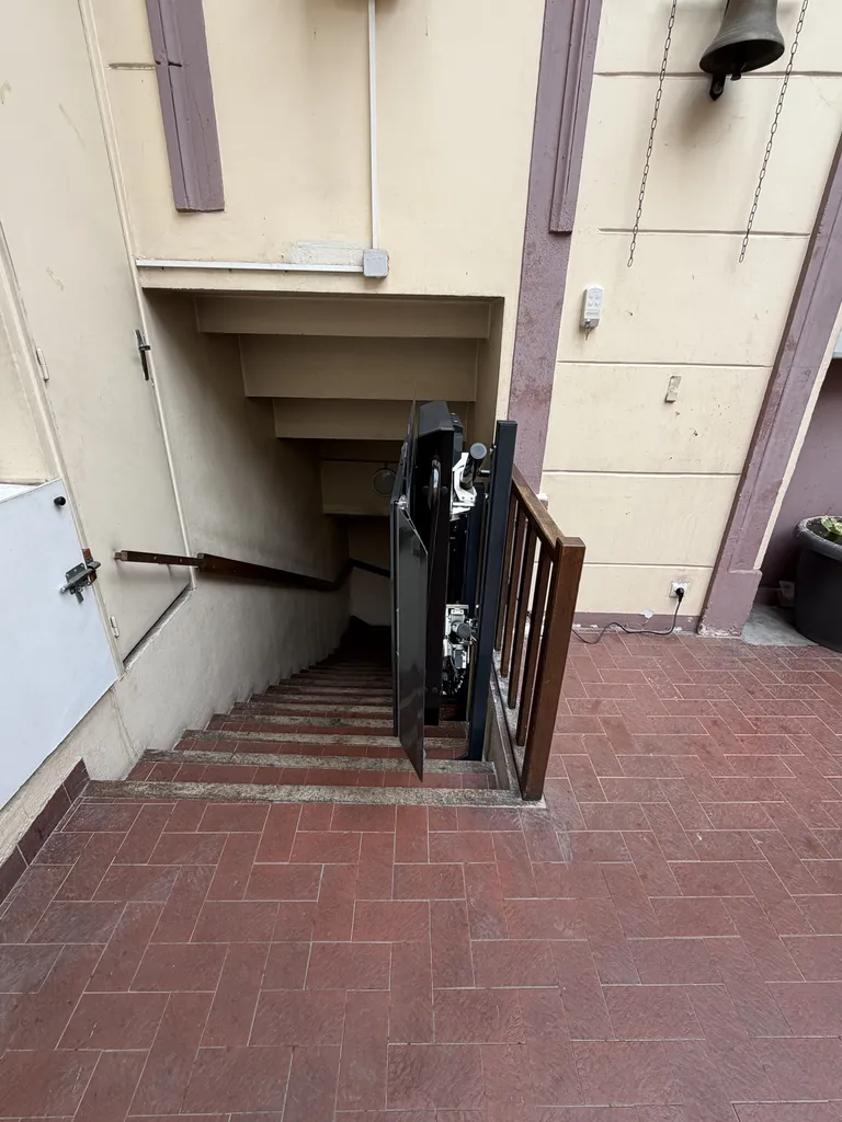 Encombrement minimaliste une fois repliée, pour la plateforme oblique Lehner Stratos NG à Marseille