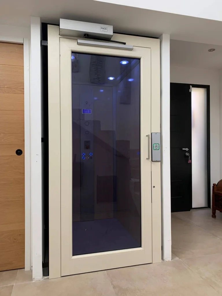 Personnalisation des portes avec la motorisation pour cet ascenseur de maison hydraulique en intérieur installé entre Marseille & Aix en Provence