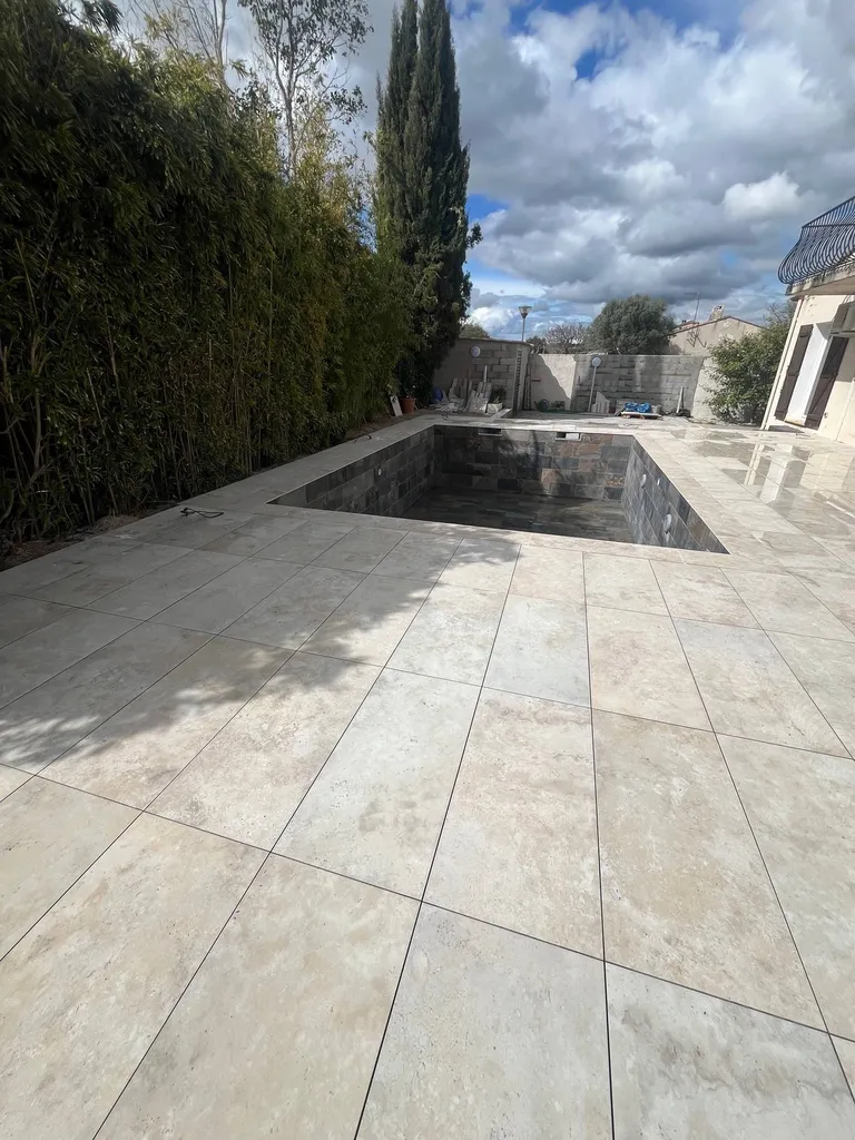 CARRELAGE GRES CERAME EFFET TRAVERTIN IZMIR  50 X 100 X 2 CM POSE SUR PLOTS (10) SUR UZES - GARD - 30