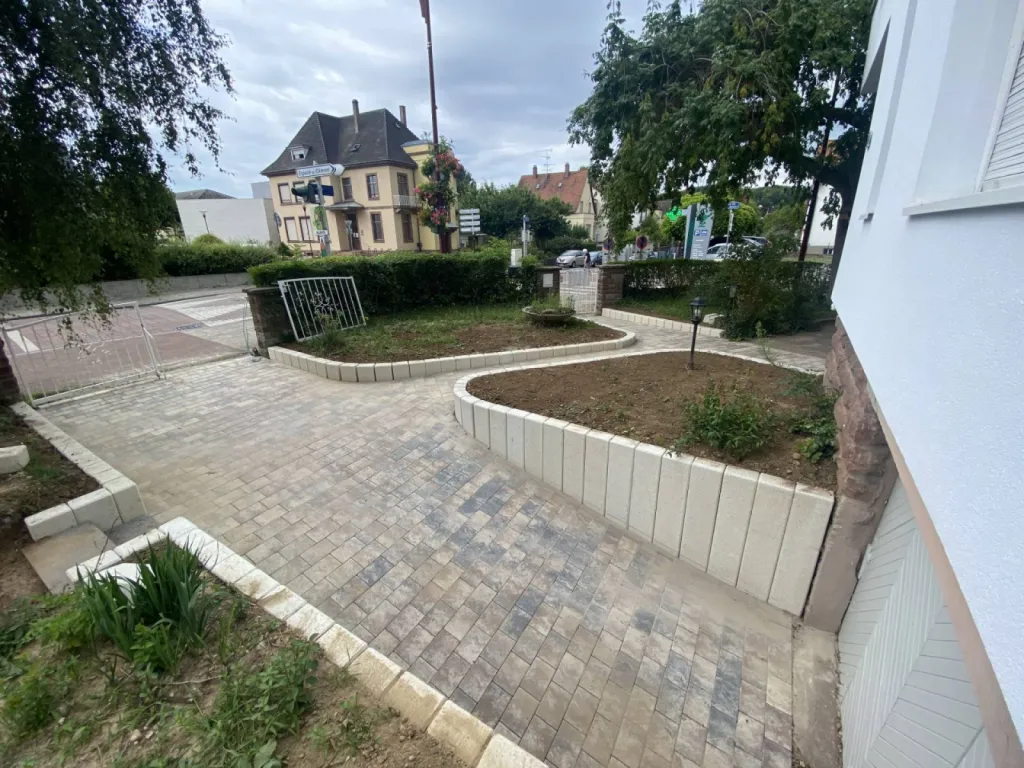 Aménagement extérieur d'une cour à Mundolsheim, près de Strasbourg CLK