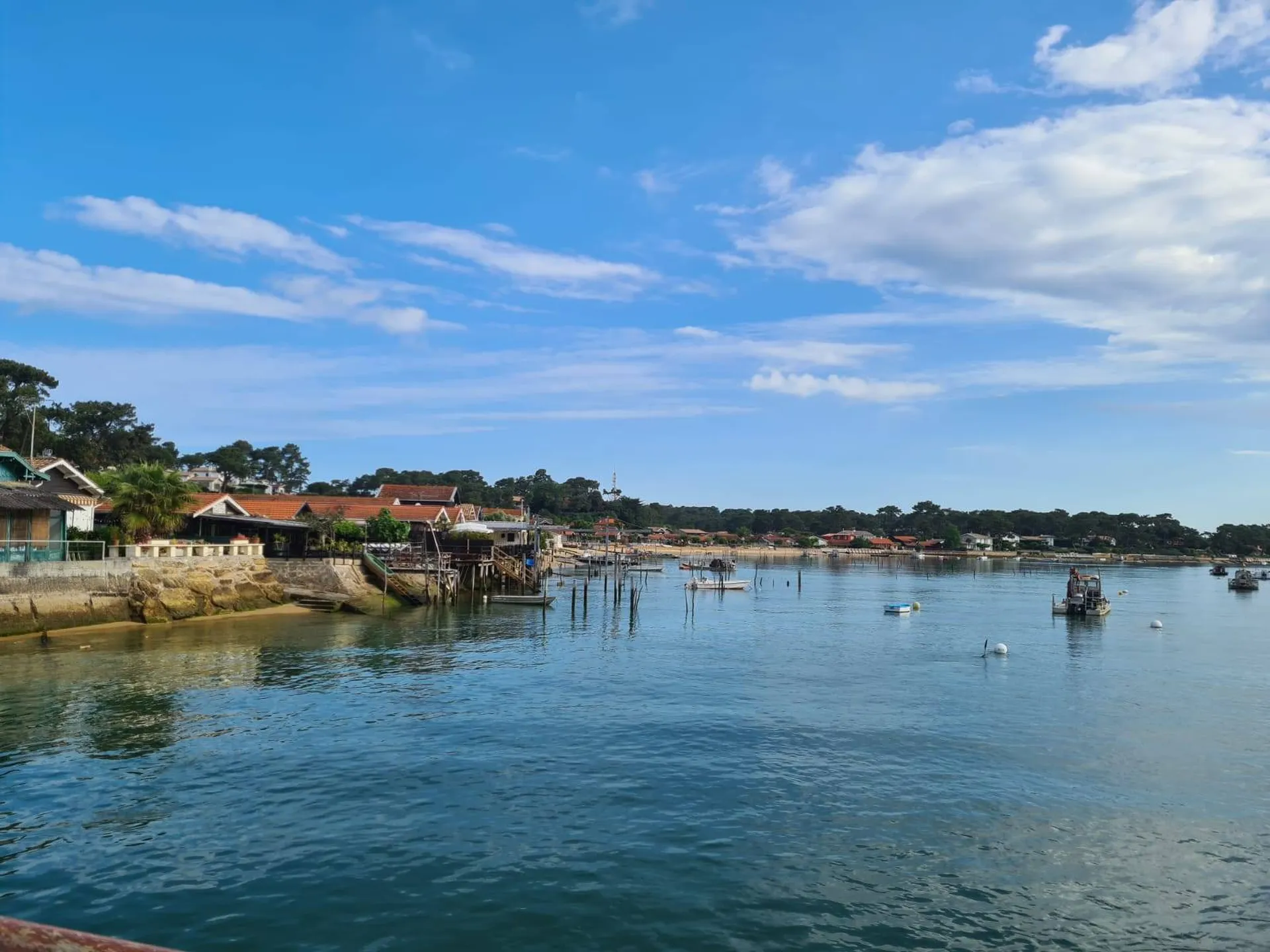Profitez des villages ostréicoles de la côte du Cap Ferret ! Bat'express vous y dépose en bateau-taxi ou en escale lors d'une balade !