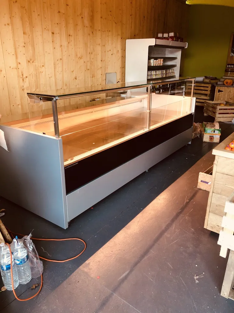 Installation d'une vitrine fromage chez un primeur à Honfleur 14