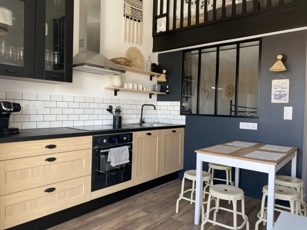 Coin repas convivial baigné de lumière et de chaleur naturelle, par l'Atelier D, architecte d'intérieur à Bordeaux