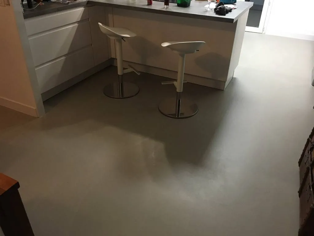 Sol en béton ciré pour cuisine au Rayol-Canadel-sur-Mer Var 83